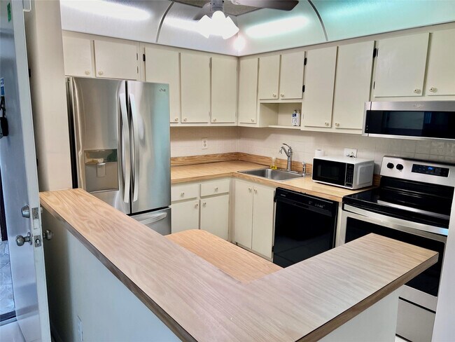 Building Photo - 9718 S Belfort Cir