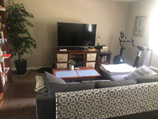 Sala de estar - 26 Manor Dr