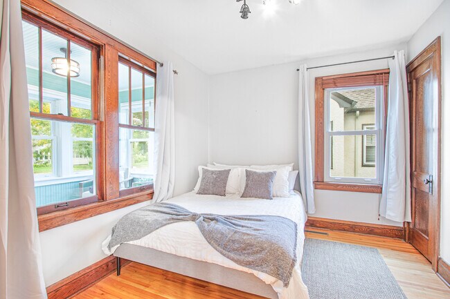 Foto del edificio - Charming 2-Bedroom Main Floor Home in South Minneapolis