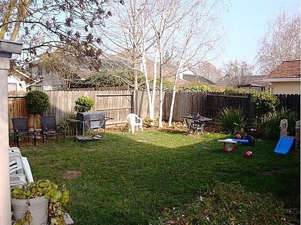 Building Photo - Charming 3 Bedroom, plus loft, 2.5 Bath wi...