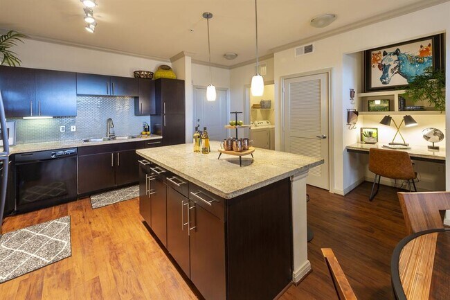Foto del edificio - 8877 Lakes at 610 Dr