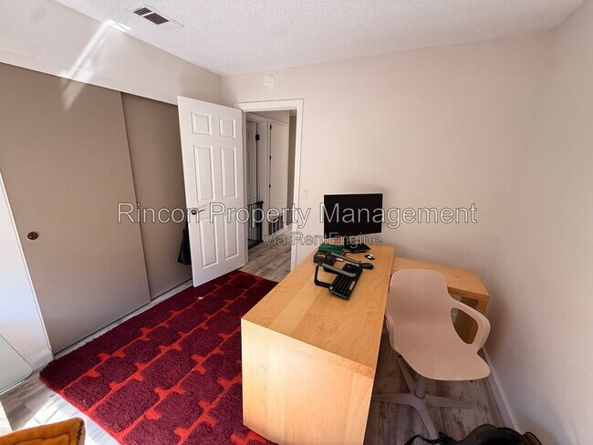 Foto del edificio - 411 Canterbury Way