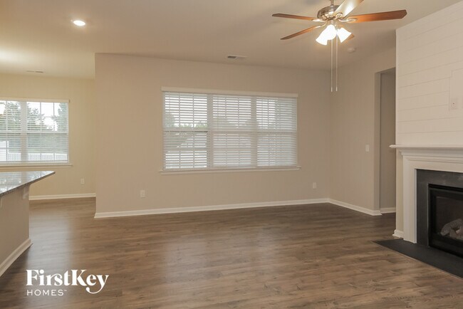 Building Photo - 2117 Highland Knoll Dr