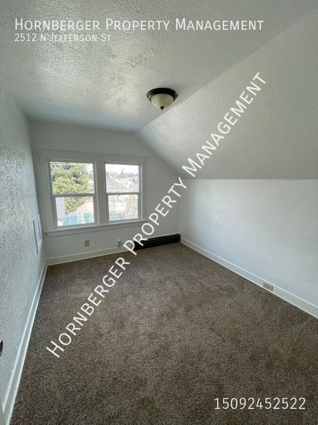 Building Photo - Spacious 2 Bed 1 Bath Apartment!!