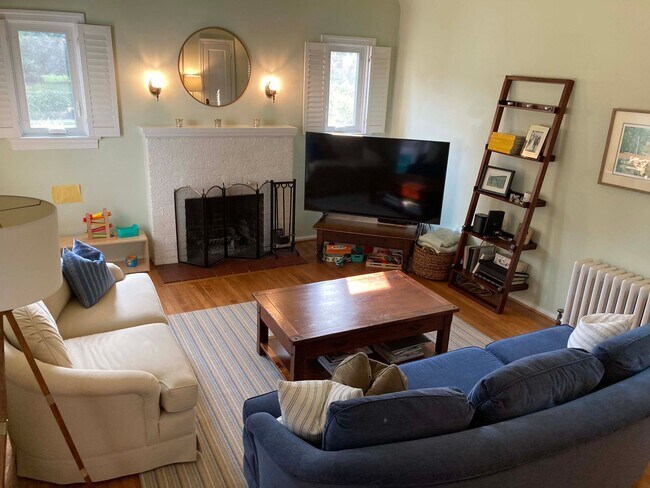Building Photo - Cape Cod home located in sought after Barcroft!