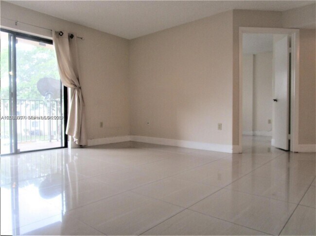 Foto del edificio - 9491 Palm Cir S