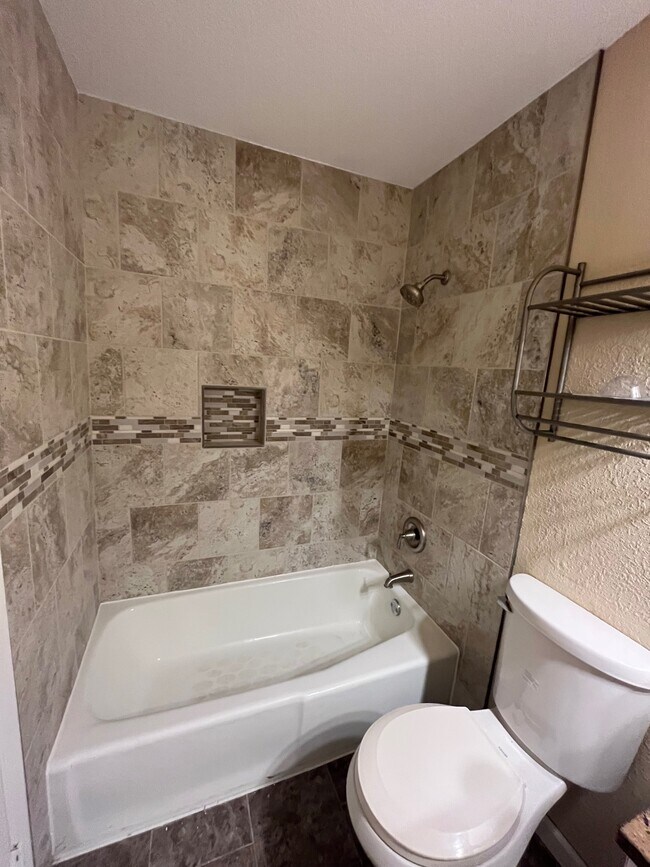 Building Photo - 1424 Oak Leaf Ln
