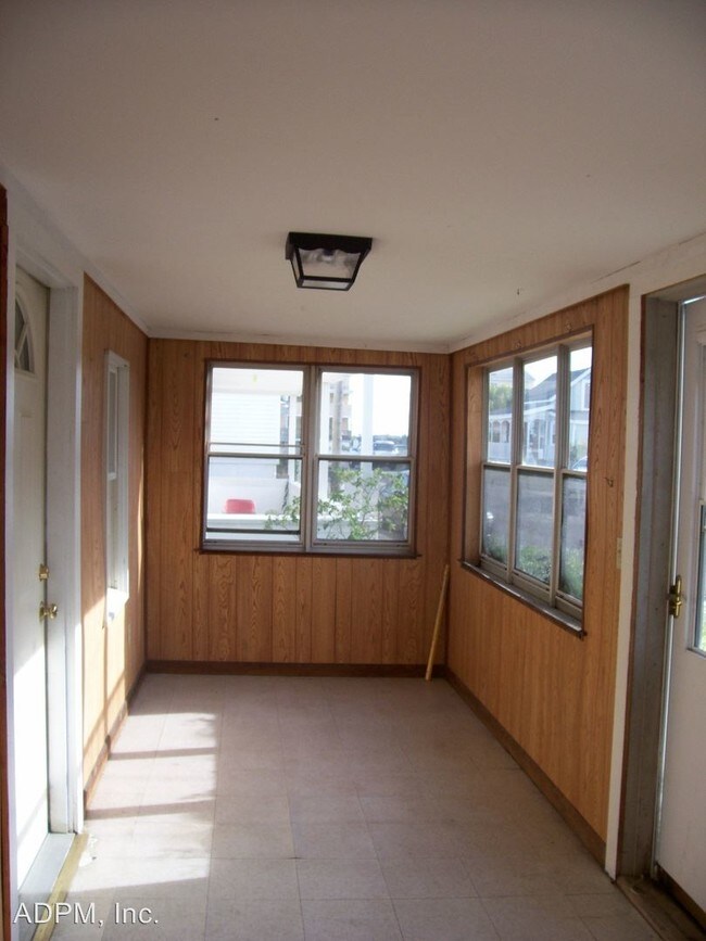Building Photo - 1 br, 1 bath House - 129 Railroad Ave 1st Fl