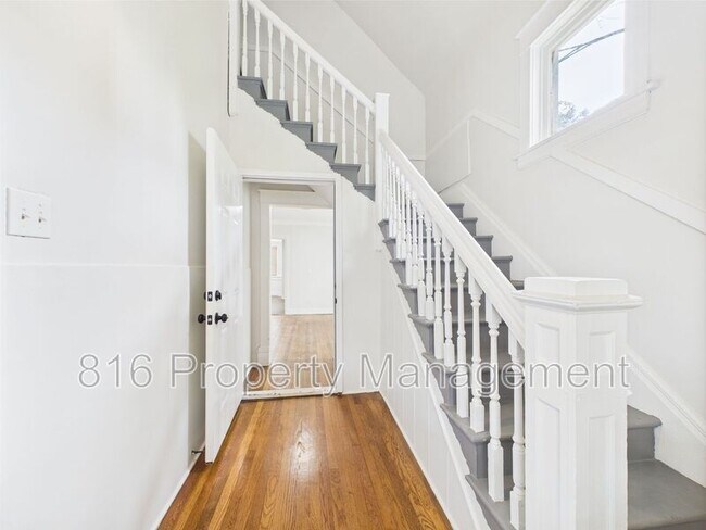 Building Photo - 633 S Fuller Ave