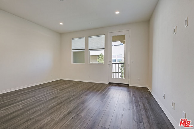 Building Photo - 681 S District Way