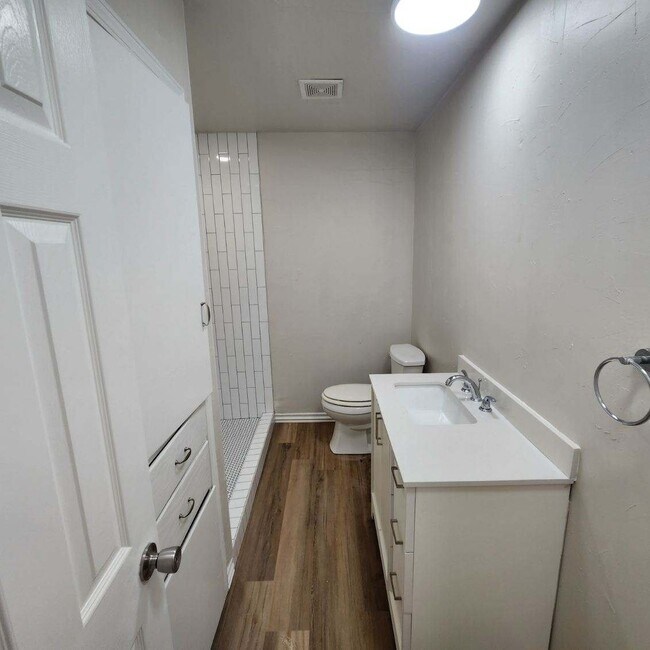 Foto del edificio - Newly Remodeled Home in The Village