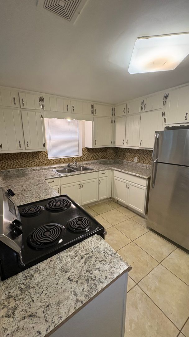 Foto del edificio - 2059 Honeysuckle Ln SW