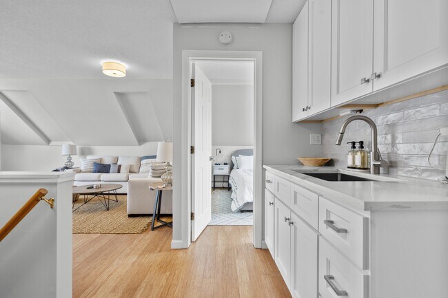 Foto del edificio - 62 Cosey Beach Ave