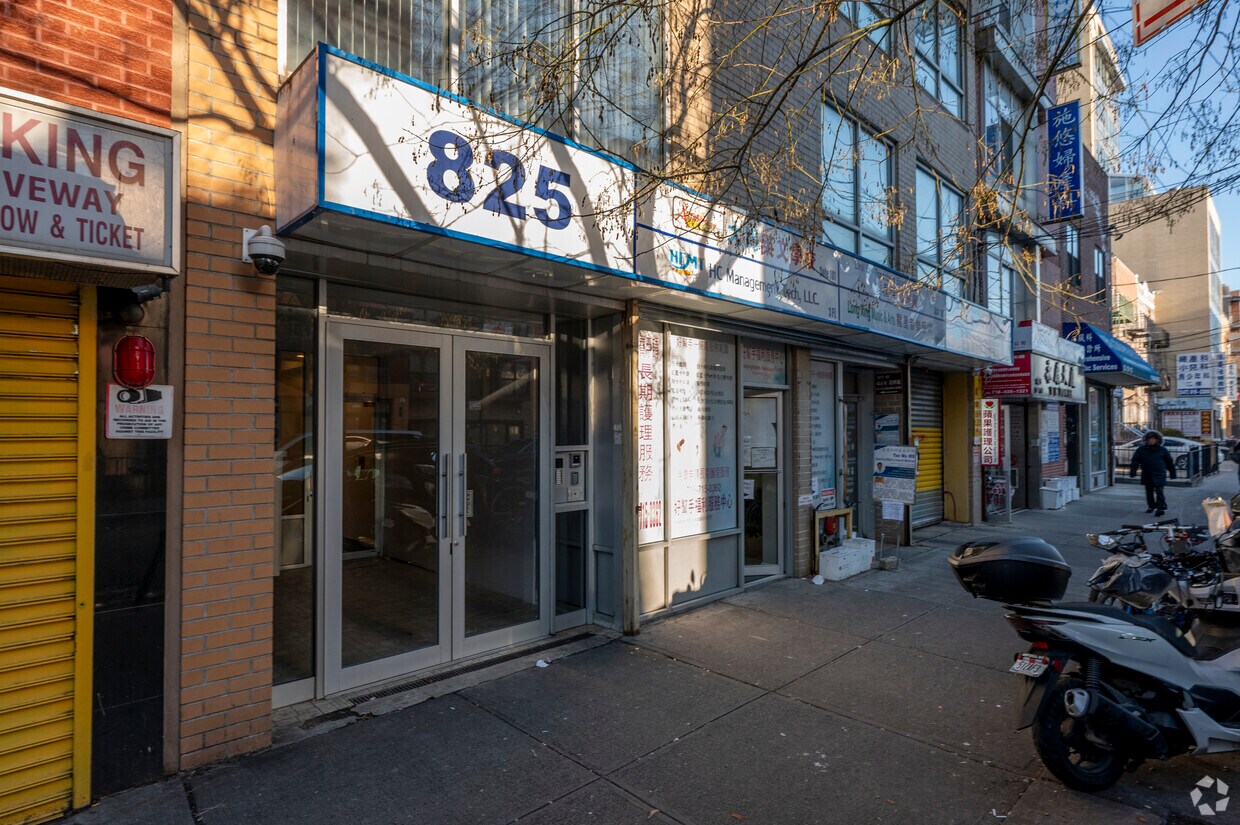 Building Photo - 825 57th St