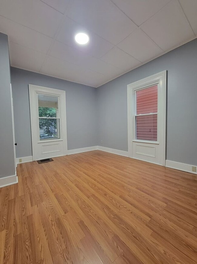 Building Photo - 108 2nd St