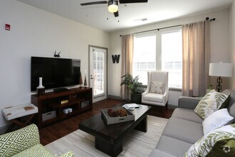 Spacious, open living room - Watercourse