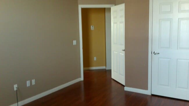 Building Photo - Beautiful 1/1 corner unit with upgraded wood floors a large balcony with an Orange Avenue view.