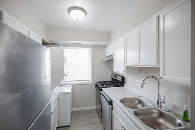 Building Photo - Lovely 2 BR/1 BA Top-Floor Condo in Congre...
