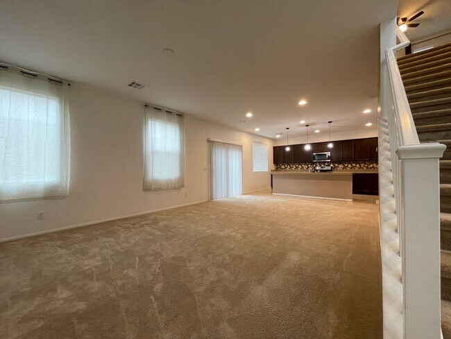 Building Photo - GATED 3 BED 2.5 BATH 2 CAR GARAGE SINGLE F...
