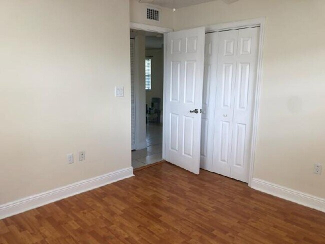 Building Photo - ANNUAL RENTAL - POINCIANA-2 BED/1 BATH