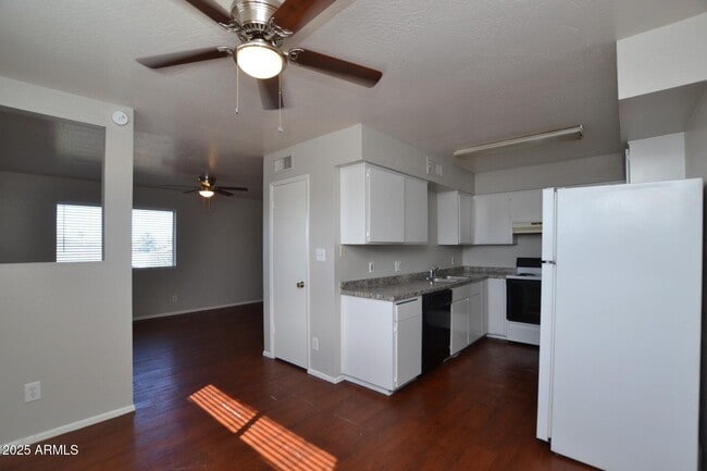 Foto del edificio - 1934 W Village Dr