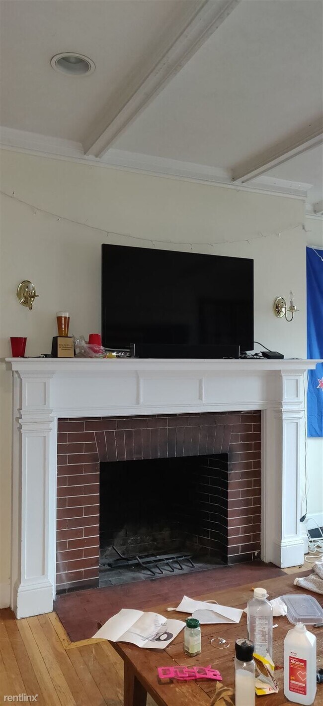 Foto del edificio - 5 br, 2 bath Condo - 81 Gibbs St Apt 1