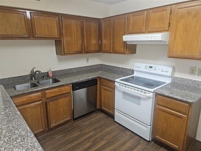 Building Photo - 2425 Holly Hall St