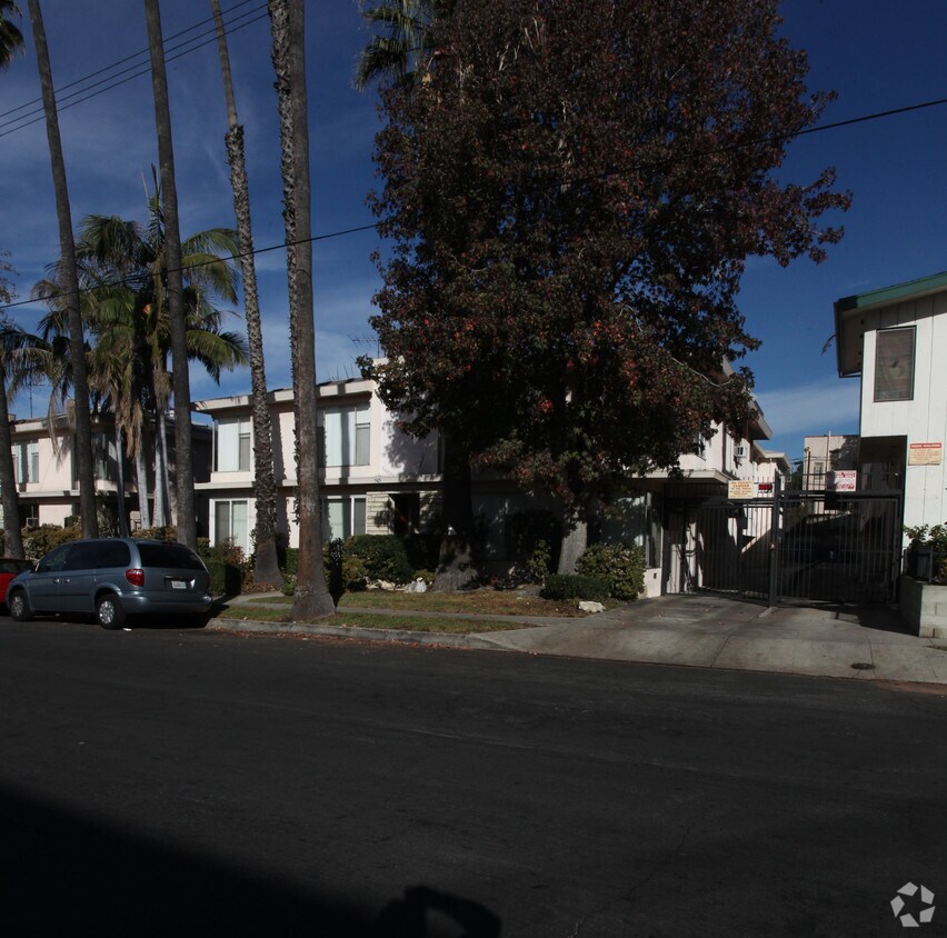 Primary Photo - 5425 Russell Ave