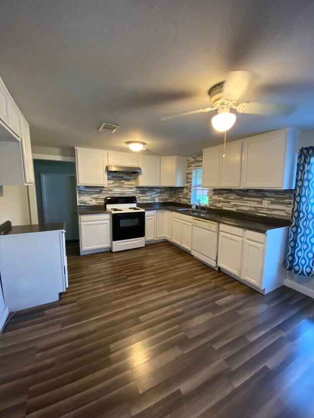 206 S Market St, Brazoria, TX 77422 House Rental in Brazoria, TX