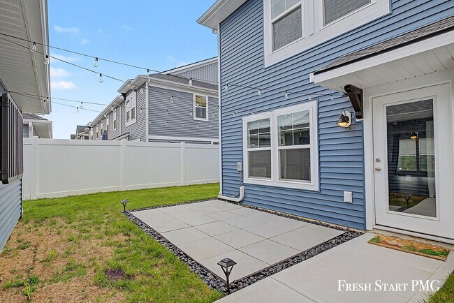 Foto del edificio - 3-Bed with 2.5 Baths in Rockford's Serene Setting with Fenced in Yard