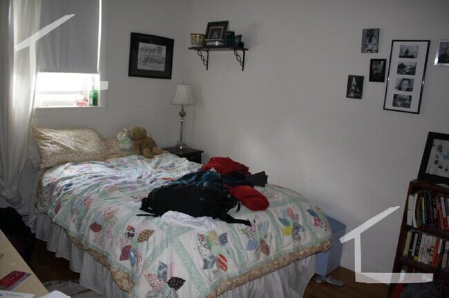 Building Photo - Great 2 bedroom with laundry in building