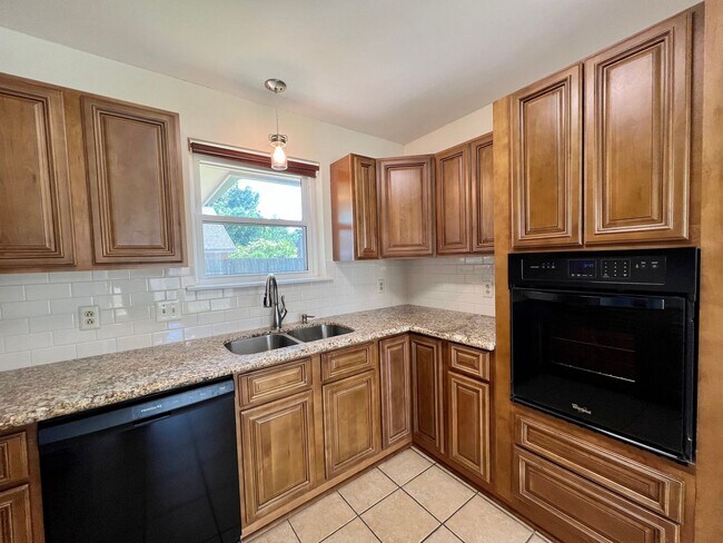 Foto del edificio - Beautiful Newly Updated Home Conveniently ...