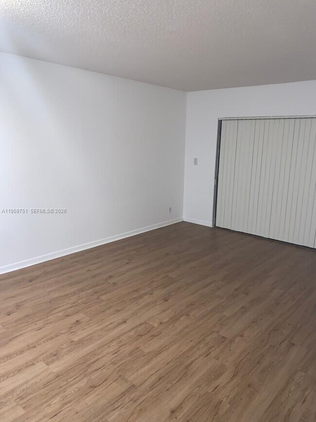 Foto del edificio - 8290 Lake Dr