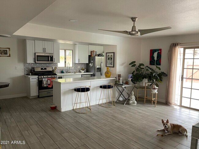 Foto del edificio - 1131 E Marigold Ln