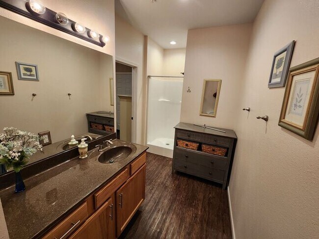 Building Photo - MUST SEE Studio FURNISHED Apartment! Avail...