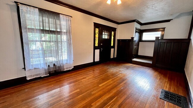 Foto del edificio - 28 Grand Ave NE