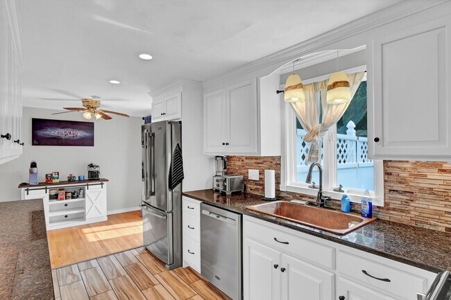 Building Photo - 75 Glenwood Dr