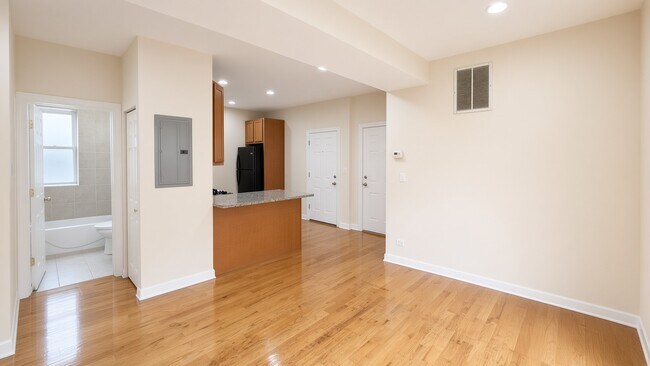 Building Photo - 3348 W Wilson Ave