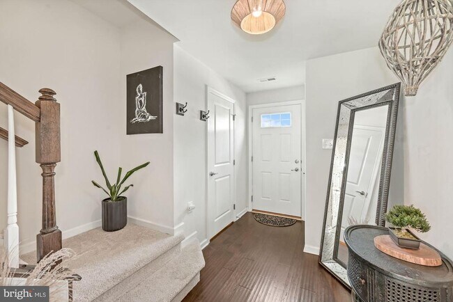 Foto del edificio - 102 Village Green Ln