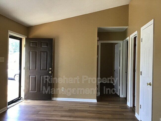 Building Photo - 448 Willowspring Ln