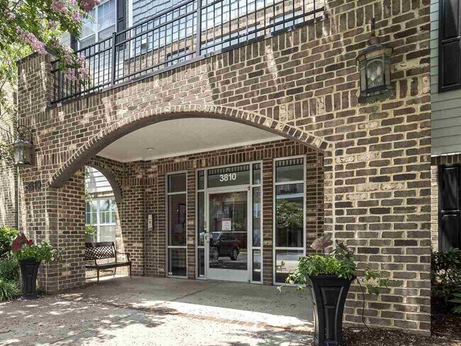 Foto del edificio - Spacious top-floor condo — 2BR/2BA with hardwood floors, electric fireplace & deposit-free move-i...