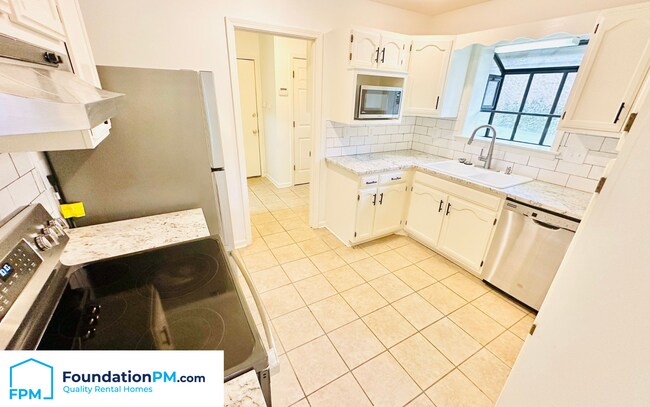 Building Photo - 2409 Fairway Oaks Dr