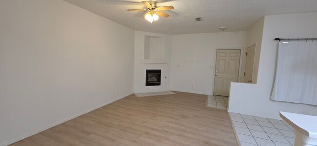 Foto del edificio - 4551 Holiday Breeze Pl NE