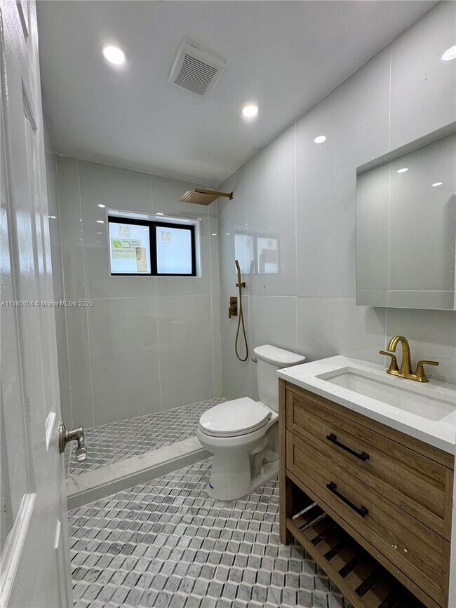 Building Photo - 3030 Arthur St