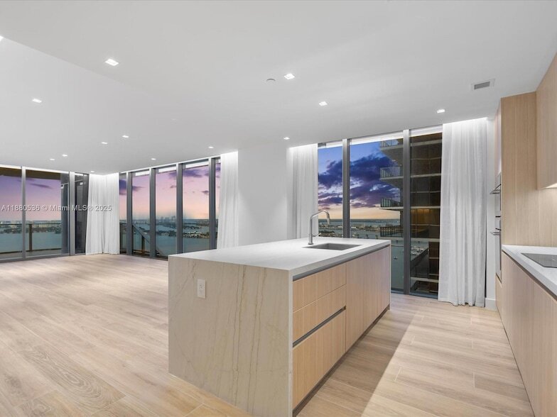 Foto principal - 700 NE 24th St