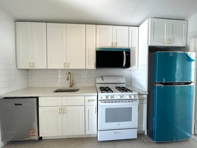 Foto del edificio - 681 Rhinelander Ave