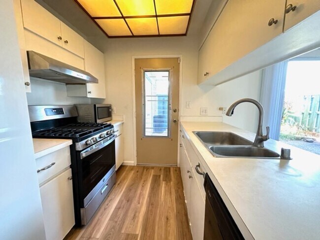 Building Photo - 3 Bedroom, 1.5 Bathroom, 2 Parking (Penakii)