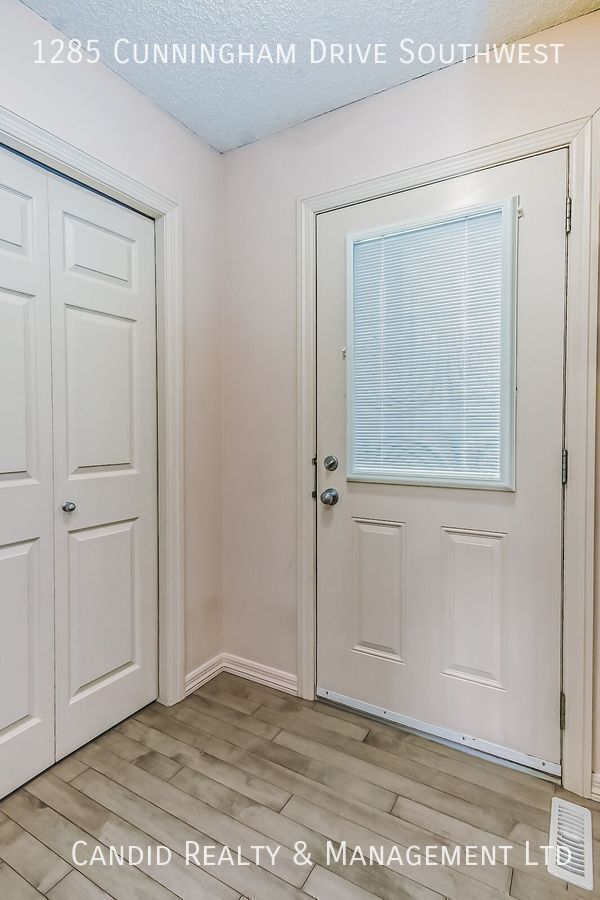 Photo du bâtiment - Cute 3 bedroom duplex with a huge backyard!