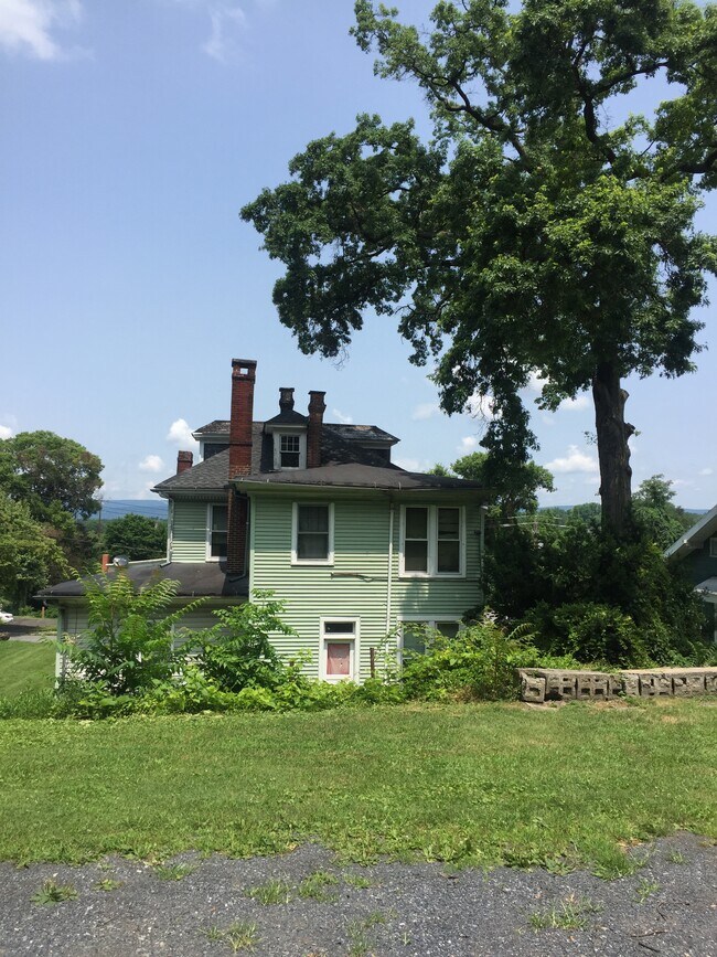 Building Photo - 2107 Walnut St