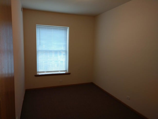 Building Photo - 4 bedroom in Chicago IL 60653
